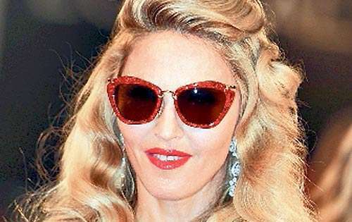 <p>Los lentes, muy Madonna.</p>