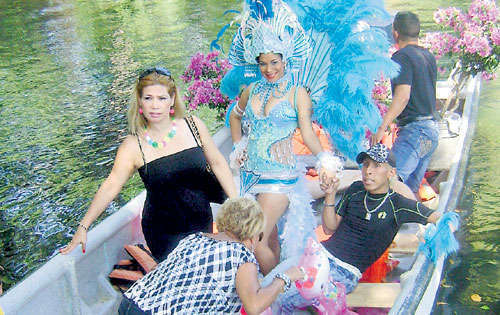 <p>Desfile. El río Zaratí es muy concurrido.</p>