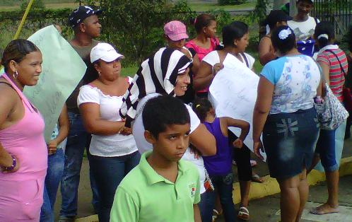 Mujeres y niños participan de la manifestación. Foto/Víctor Arosemena<br>