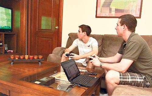 <p>Diversión. Jugando junto a su hermano Jaime.</p>
