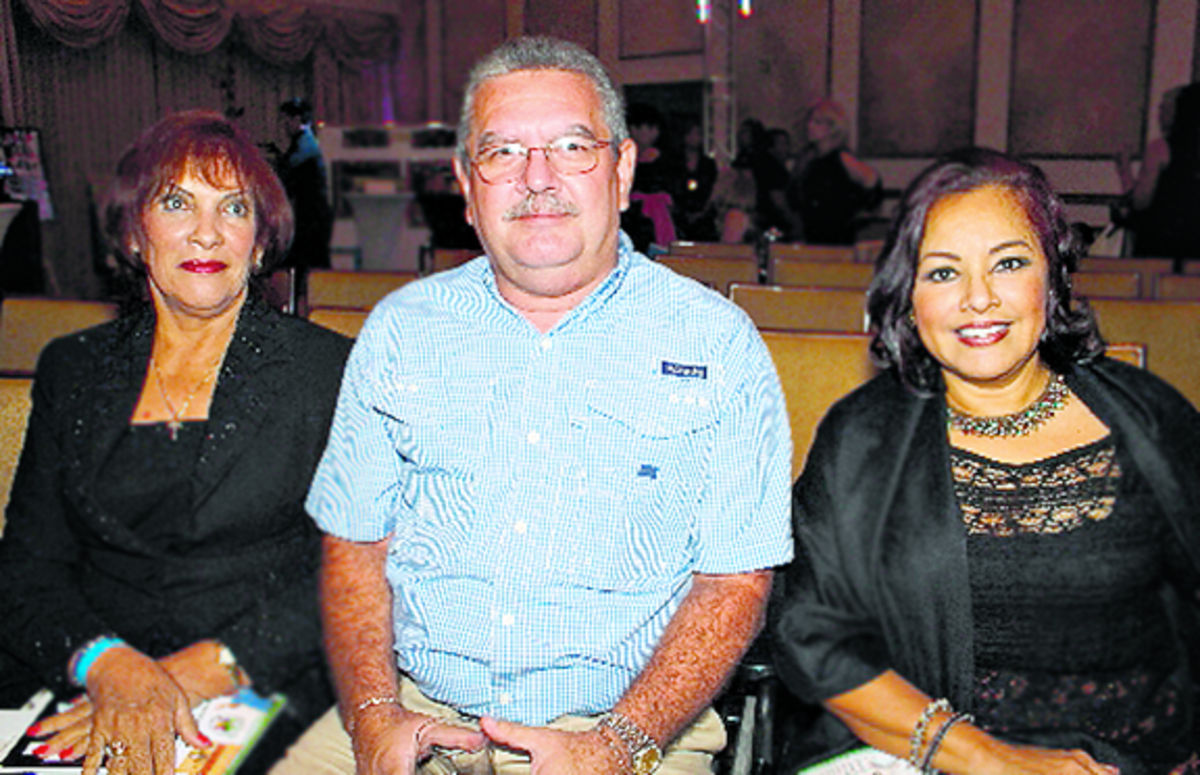 4. Ilka Viejo, Roberto Fierro y Yoira de Fierro.