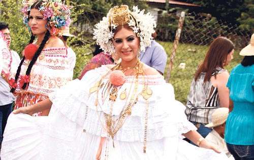 <p>Pollera Blanca.Es comúnmente utilizada en los matrimonios típicos.</p>