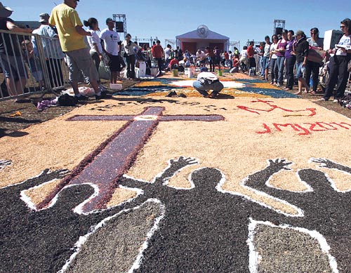 <p>Brasil. Fieles confeccionaron las tradicionales alfombras fuera de la Catedral en Brasilia. </p>