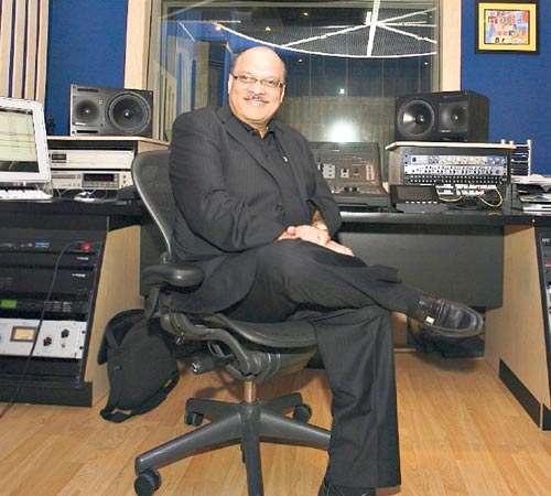 <p>Cantautor. La salsa es uno de los géneros preferidos de Omar Alfanno.</p>