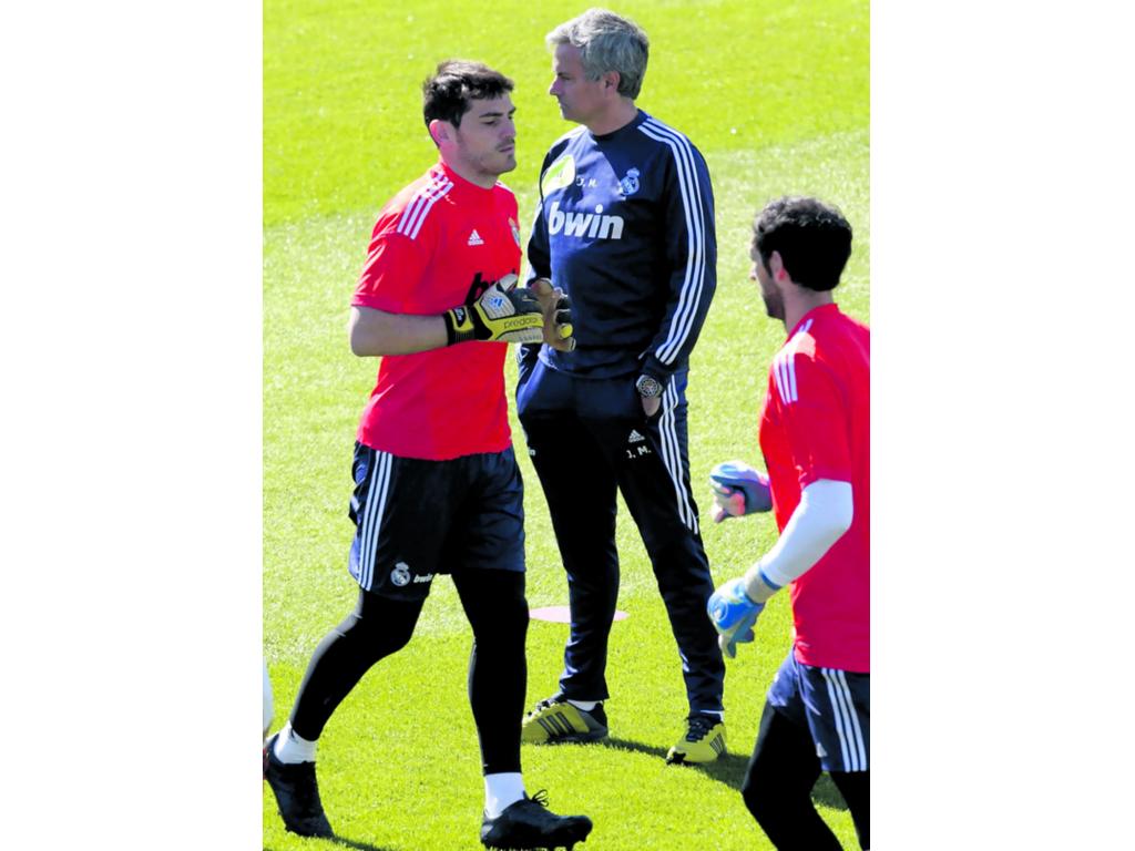 Diego López (dcha.) le ha quitado la titularidad a Iker Casillas (izq.).(EFE)