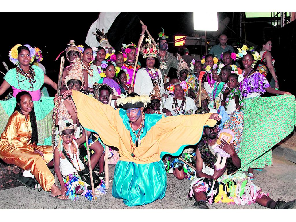 Las fiestas del rey Momo, además de desencadenar la diversión, la algarabía y adrenalina en las personas, también le hace honores a los trajes típicos de diversas regiones del país. Emblemático es el de los carismáticos congos que son autóctonos de la pr