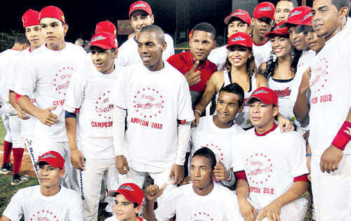 <p>Recuerdo. Jugadores de Metro lucen la camiseta con la inscripción de campeones.</p>