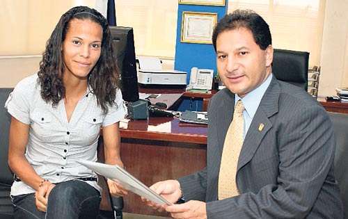 <p>Reunión. Andrea Ferris junto a Rubén Cárdenas Jr.</p>