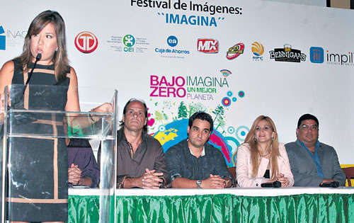 <p>Anuncio. Todos atentos durante la conferencia.</p>