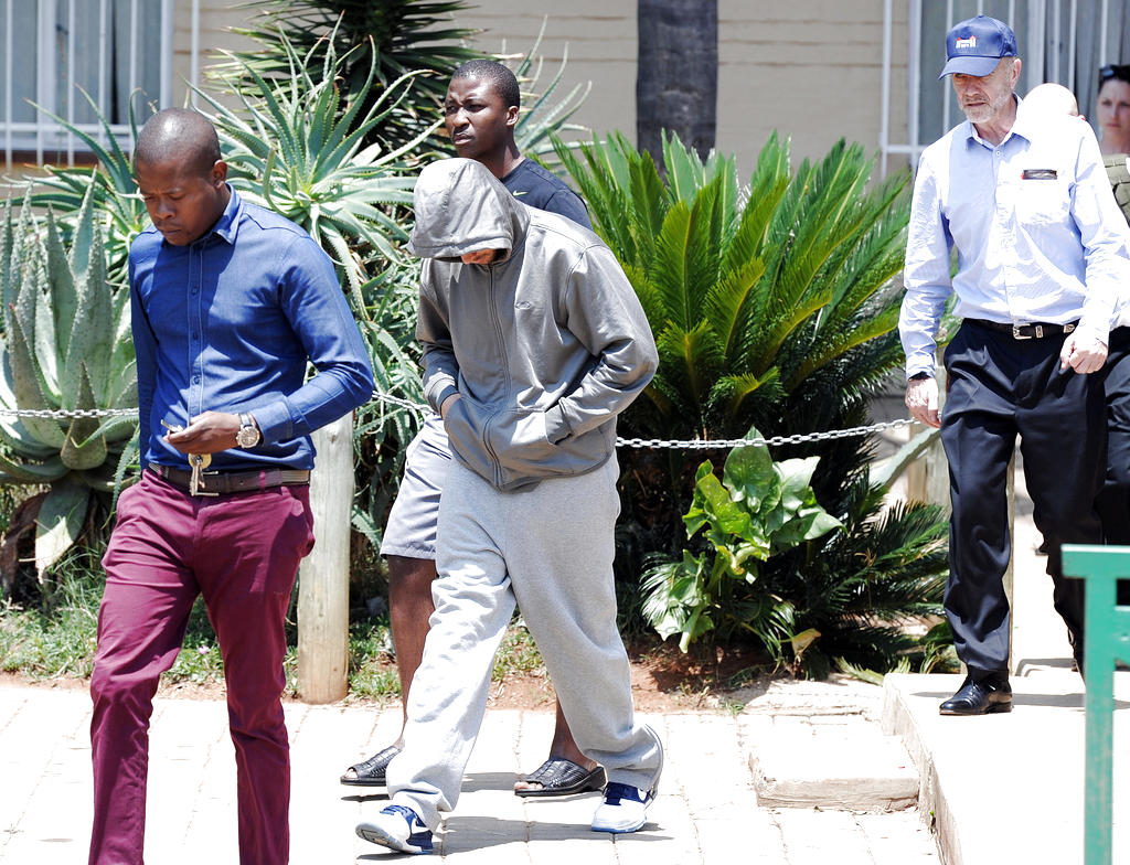 Oscar Pistorius es llevado por las autoridades. Foto/AP<br>