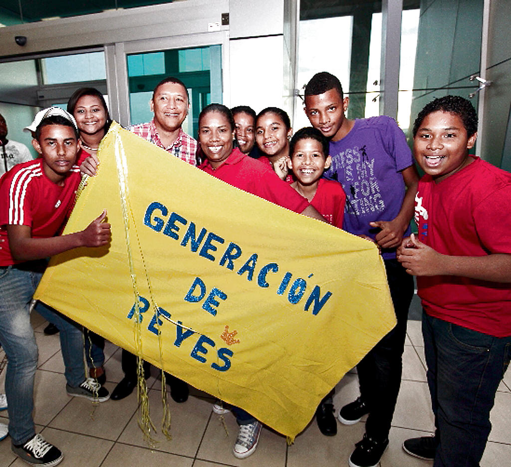 Orgullosos. Recibimiento de los familiares.(Anayansi Gamez )
