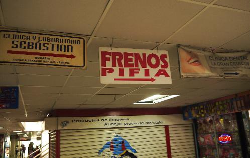 El servicio de los llamados #frenos pifia" se anuncian de la misma forma que otros servicios dentales certificados. Foto: Luis Guillermo Martínez<br>