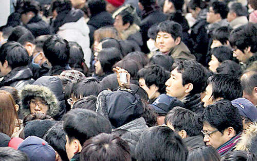 <p>Japón. Caos en el transporte de trenes, uno quedó fuera de servicio atascado por el frío.</p>