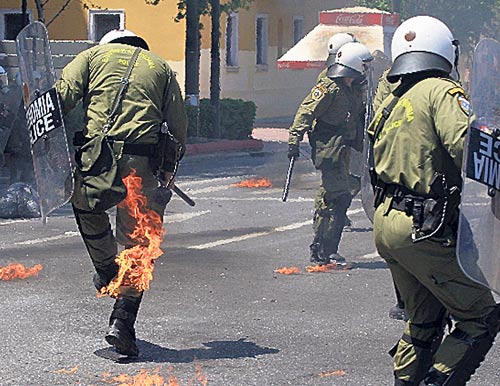 <p>Peligro. Doce agentes y doce civiles resultaron heridos.</p>