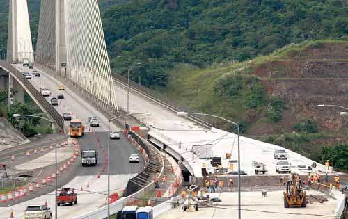 <p>Tramo. Trabajadores colocan el amarre de acero.</p>