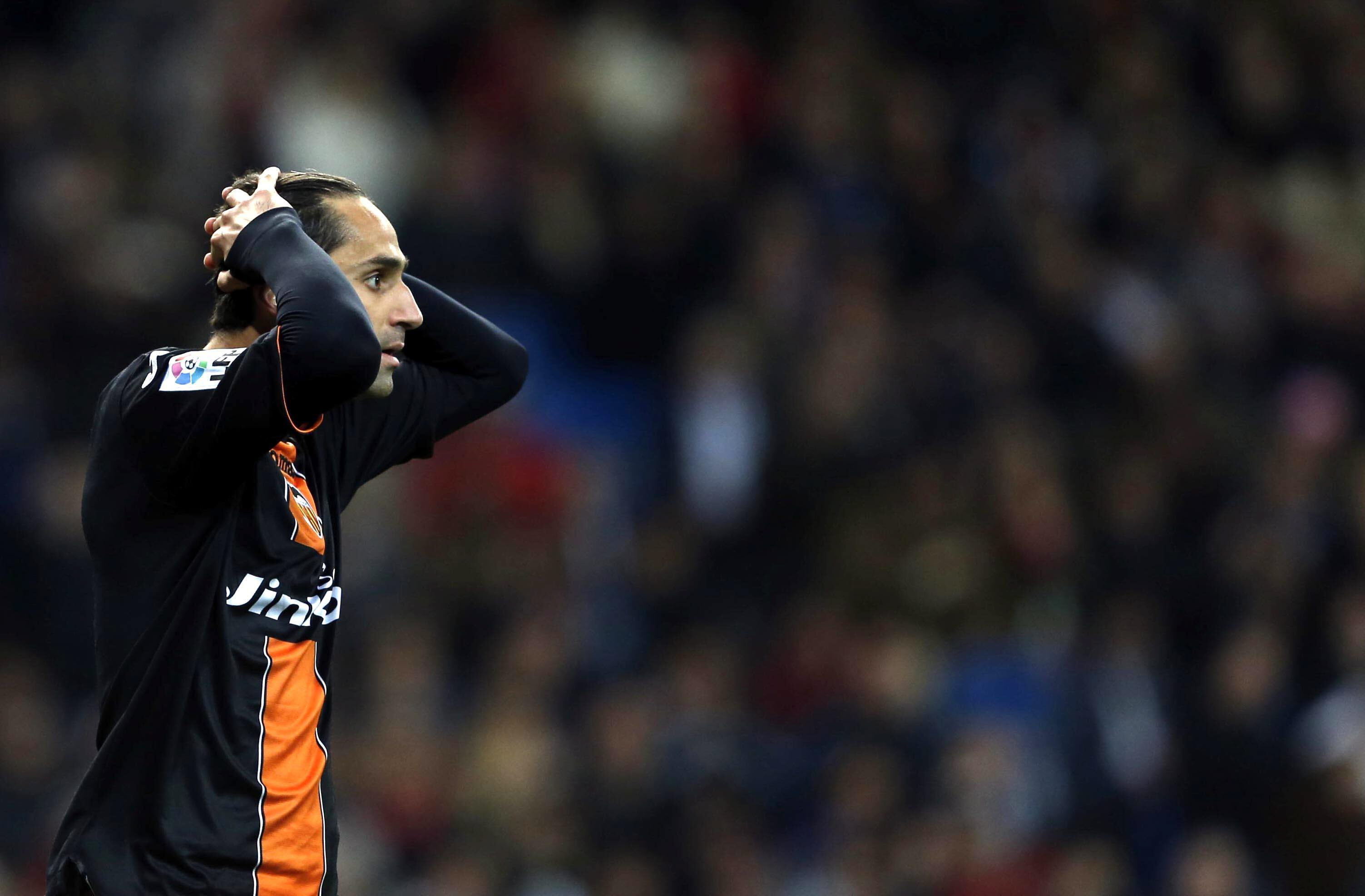El delantero brasileño del Valencia, Jonas, se lamenta tras fallar una ocasión durante el encuentro. EFE<br>