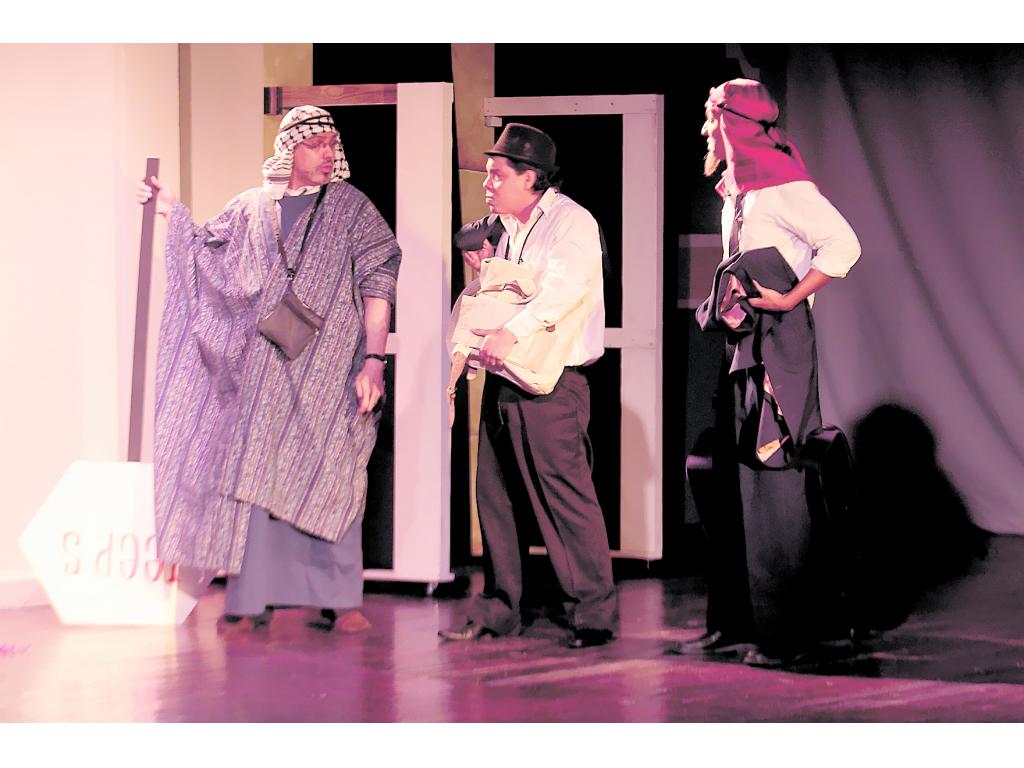 Él ha hecho mucho teatro de calle. En 1995, con Romeo y Julieta, inició en teatro profesional. Ha escrito 30 obras.()