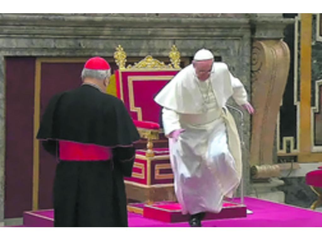El papa Francisco tropezó al tratar de saludar a Angelo Sodano.(AP)