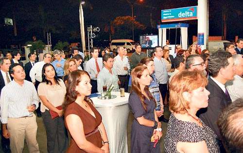 <p>Invitados. Clientes y medios de comunicación se dieron cita. </p>