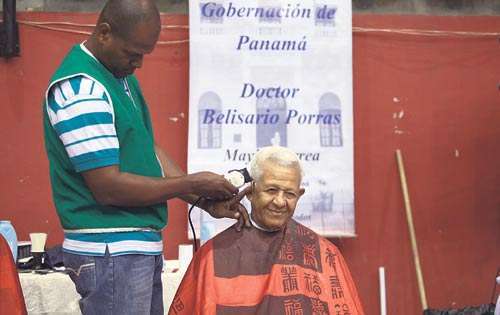 <p>Peluquería. Tomás Sánchez, de 73 años, se hizo el corte.</p>
