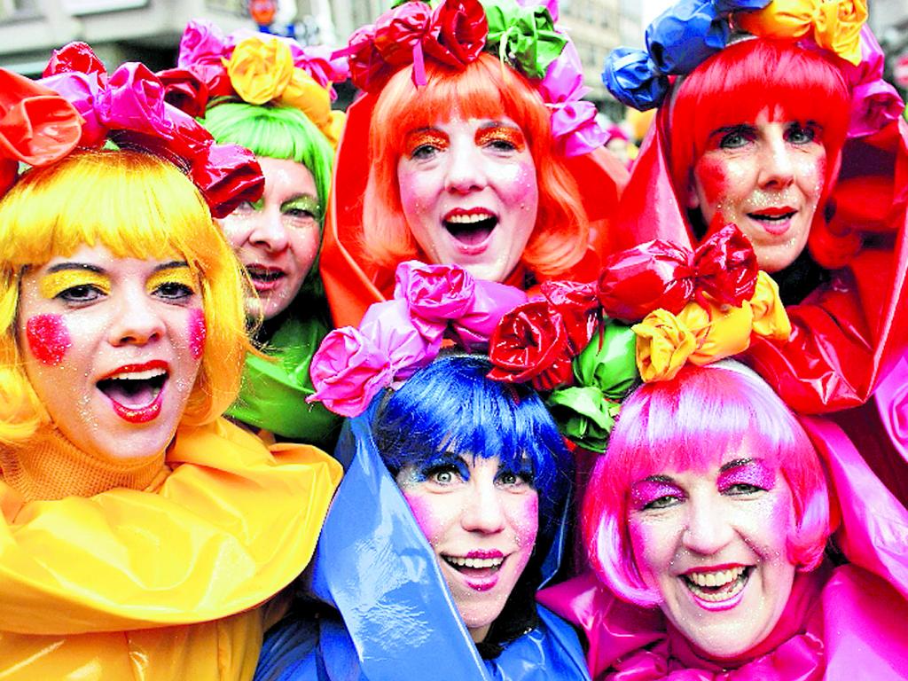 Mujeres disfrazadas con llamativos colores en Alemania.(EFE)