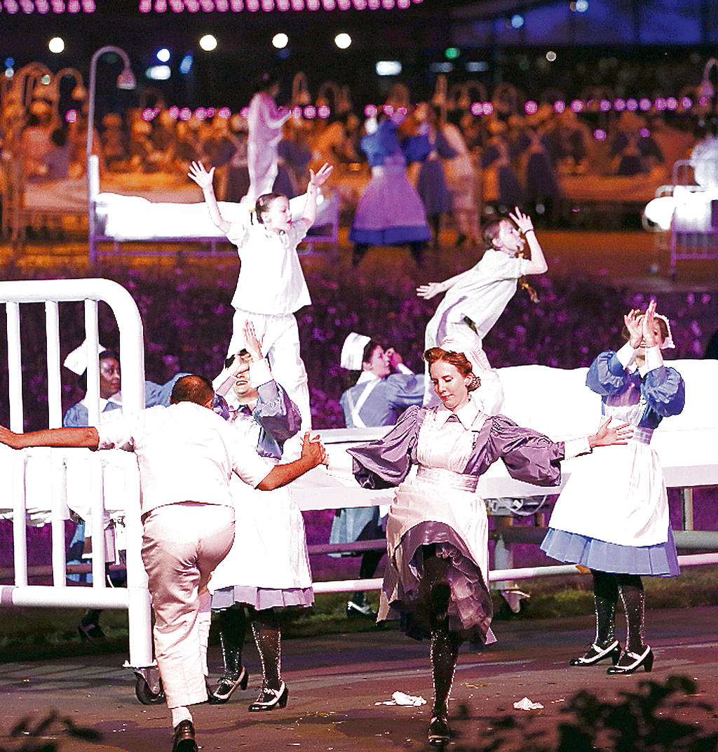 Acto. Artistas realizan una de las tantas coreografías.(FOTOS: EFE Y AP)