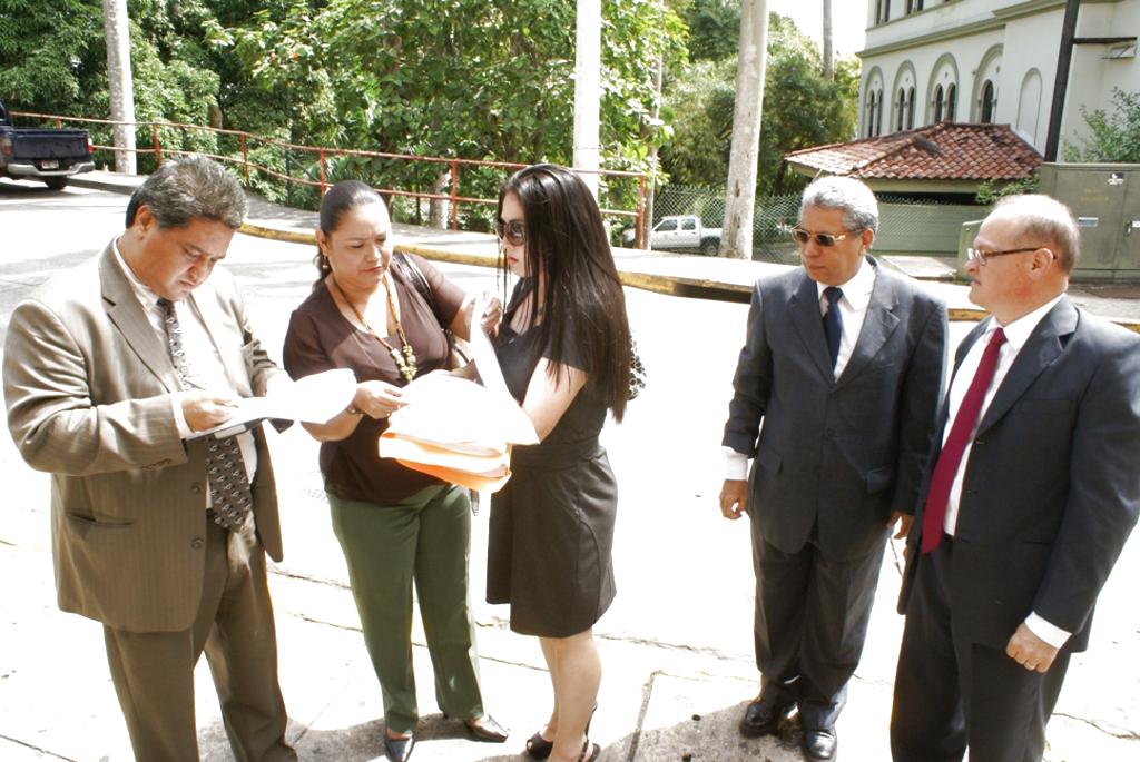 Abogados miembros del sector jurídico del opositor Partido Revolucionario Democrático (PRD) a su llegada a la Corte Suprema de Justicia. Foto/Cortesía<br>