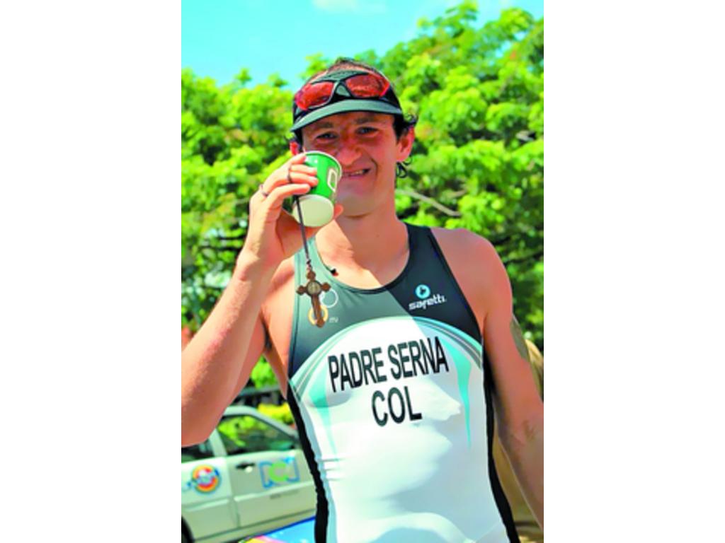 Con crucifijo en mano y la mente puesta en la línea de meta, El Cura del Triatlón enfrenta cada una de sus competencias. (Cortesía)