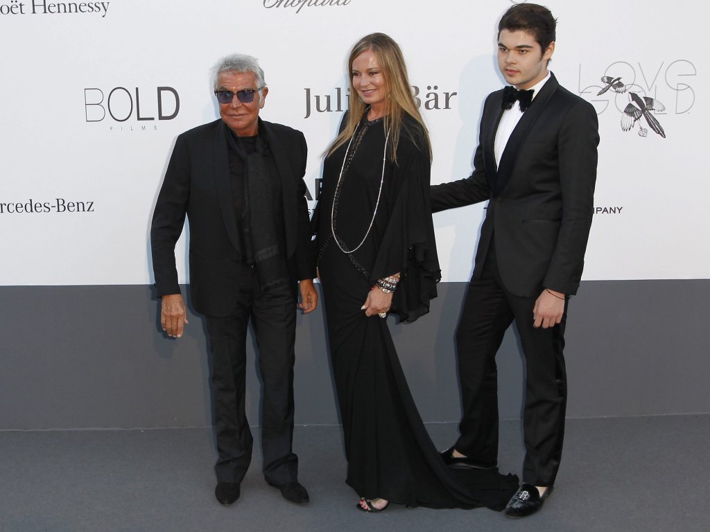El diseñador italiano Roberto Cavalli posa junto a Eva Cavalli y su hijo Robin Cavalli. EFE.<br>