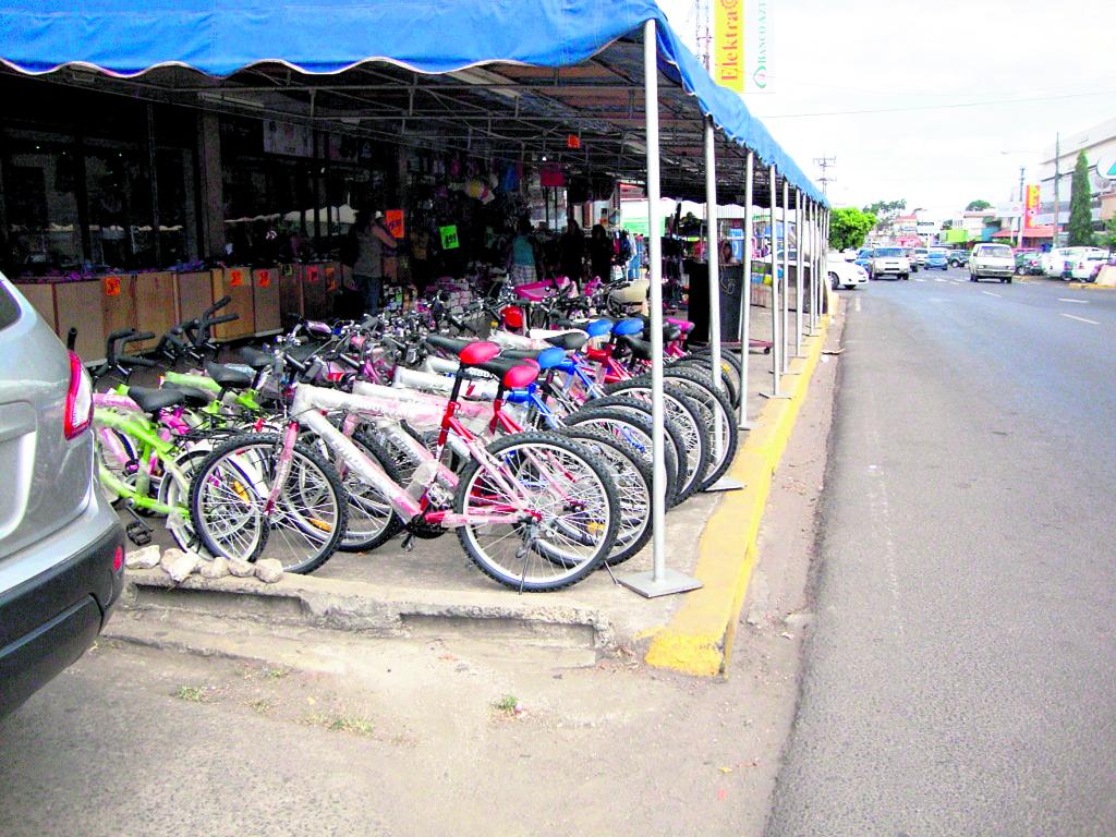 .Desorden. Almacenes exponen la mercancía a su antojo. ()