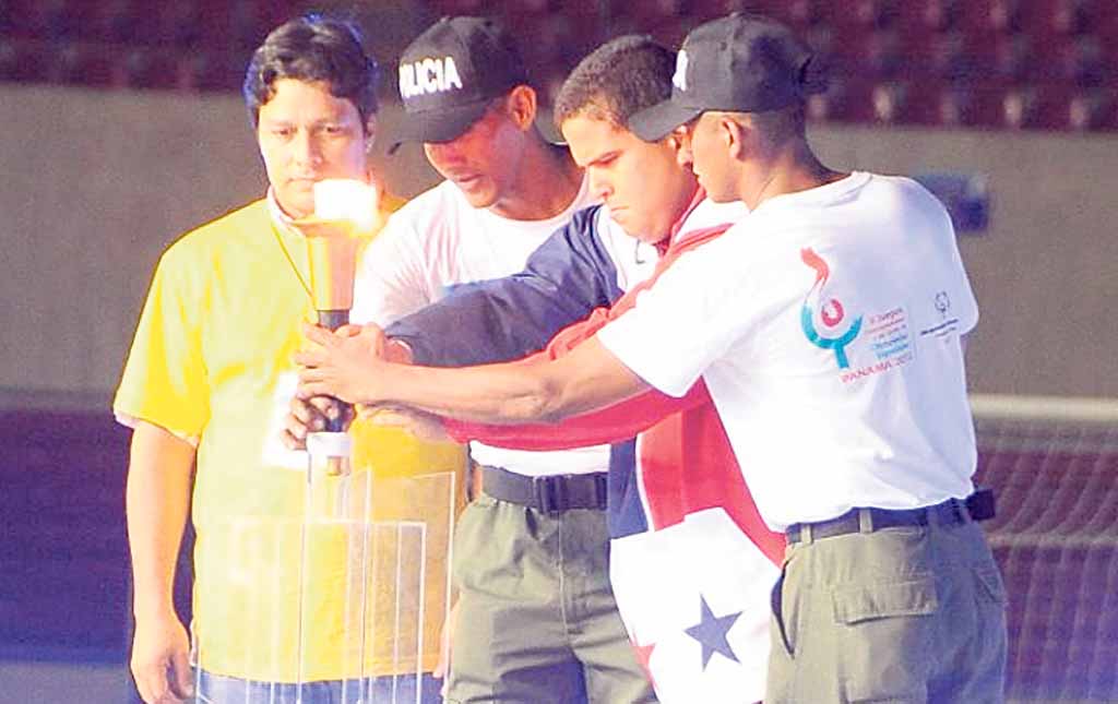 <p>Llama. La antorcha fue llevada por Luis Torres.</p>