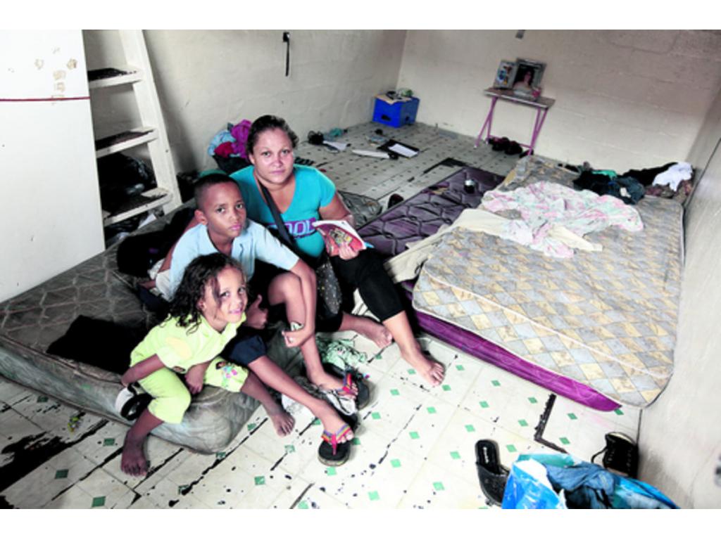 Yanín, madre de diez hijos, junto a dos de sus críos.(Noriel Gutiérrez)