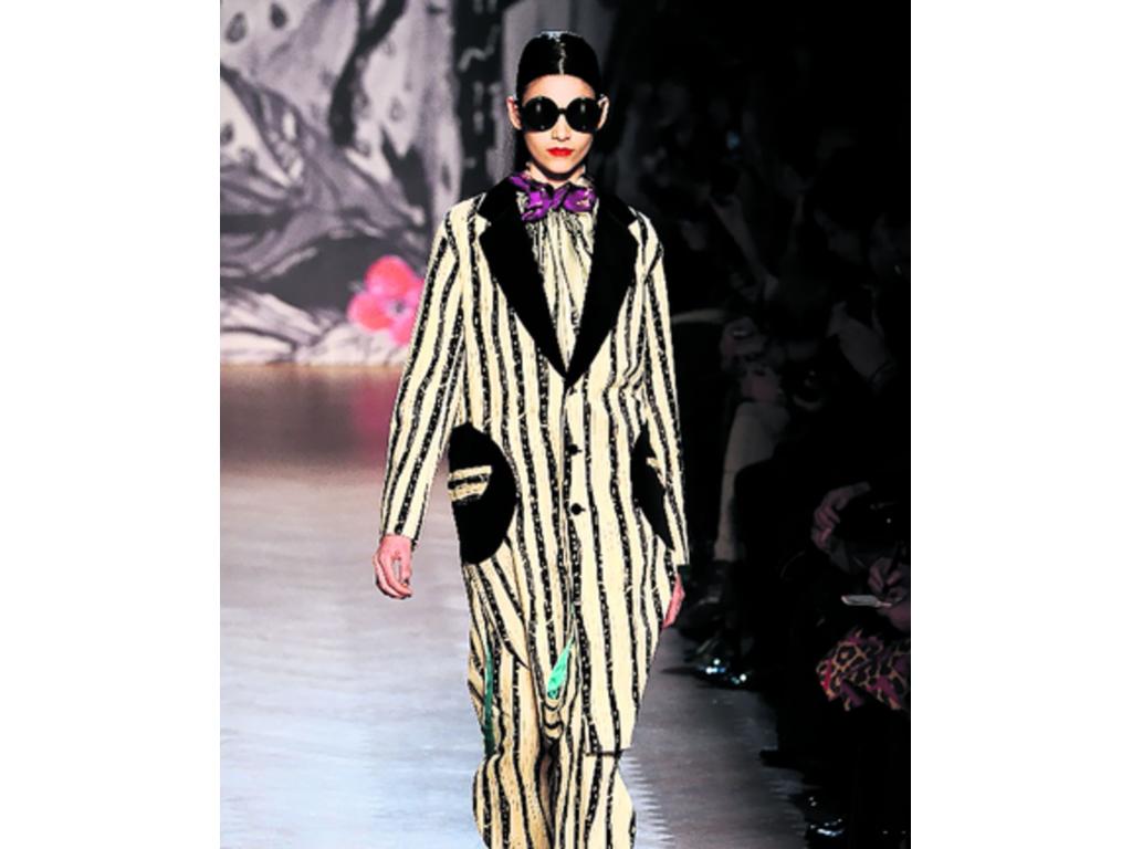 Las rayas verticales llegaron este 2013 situándose en el trono de los favoritos. Su reinado persiste, sobre todo, en black & white, como este de Tsumori Chisato.