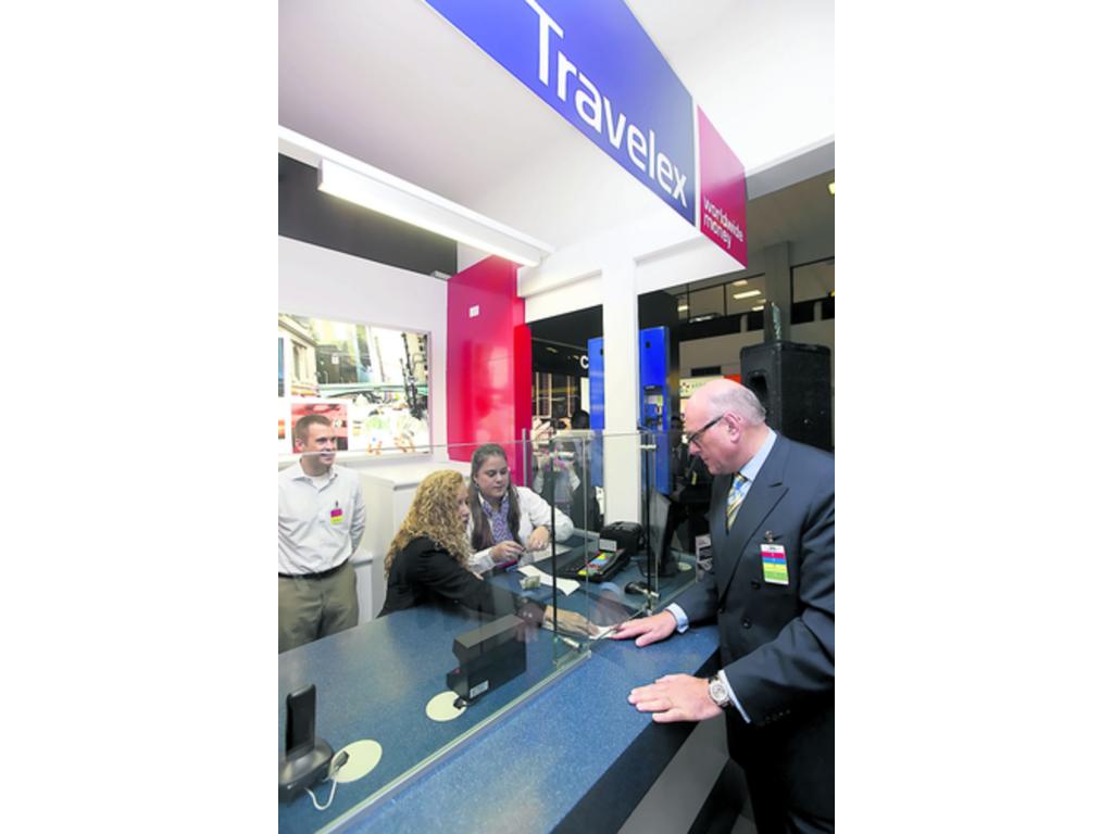 Lloyd Dorfman, dueño de Travelex, realizó el primer cambio.(Carlos Lemos)