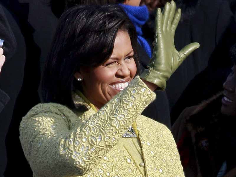 Michelle Obama sostiene la Biblia de Lincoln al llegar al acto de investidura