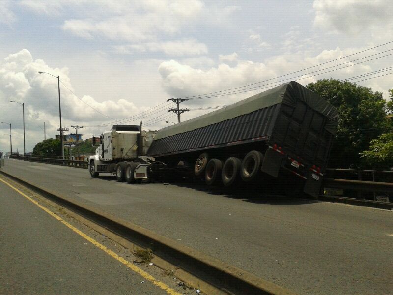 Incidente provocó un tranque vehicular. Foto/Abel Rodríguez