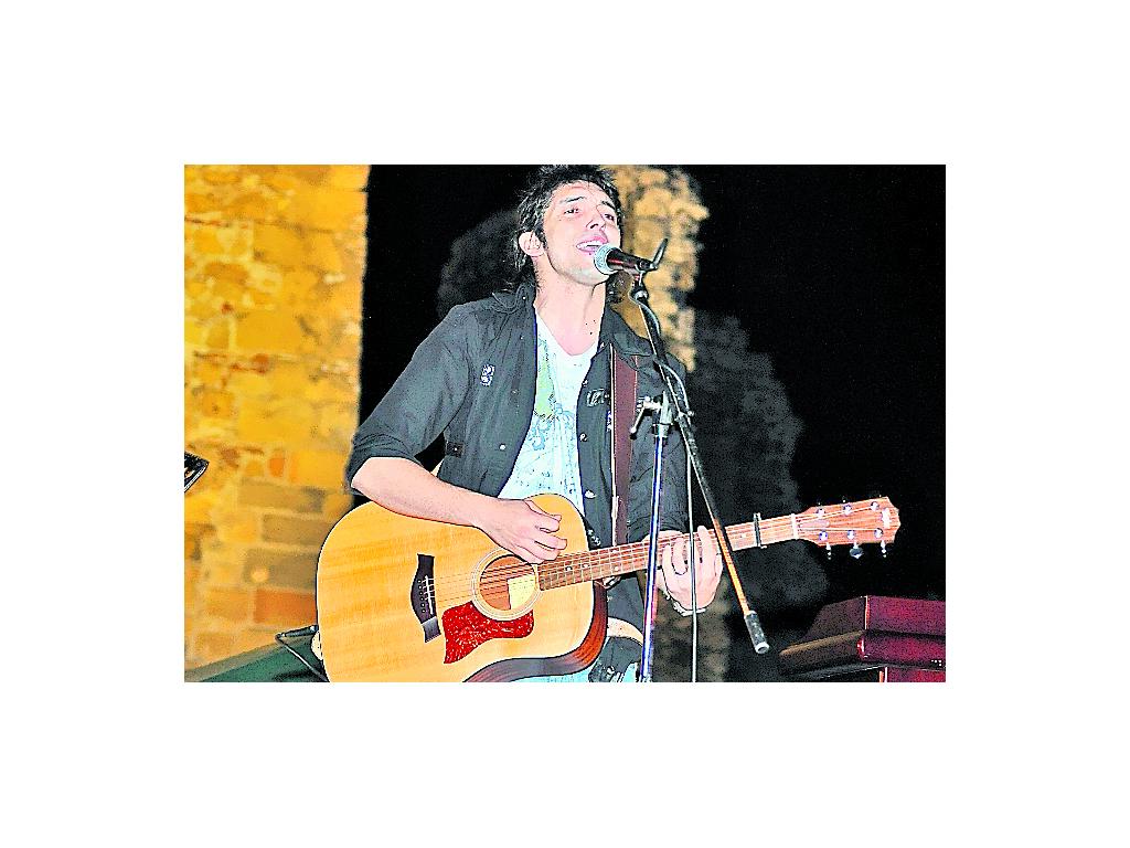 Trabajo. Se encuentra componiendo diversas canciones.()