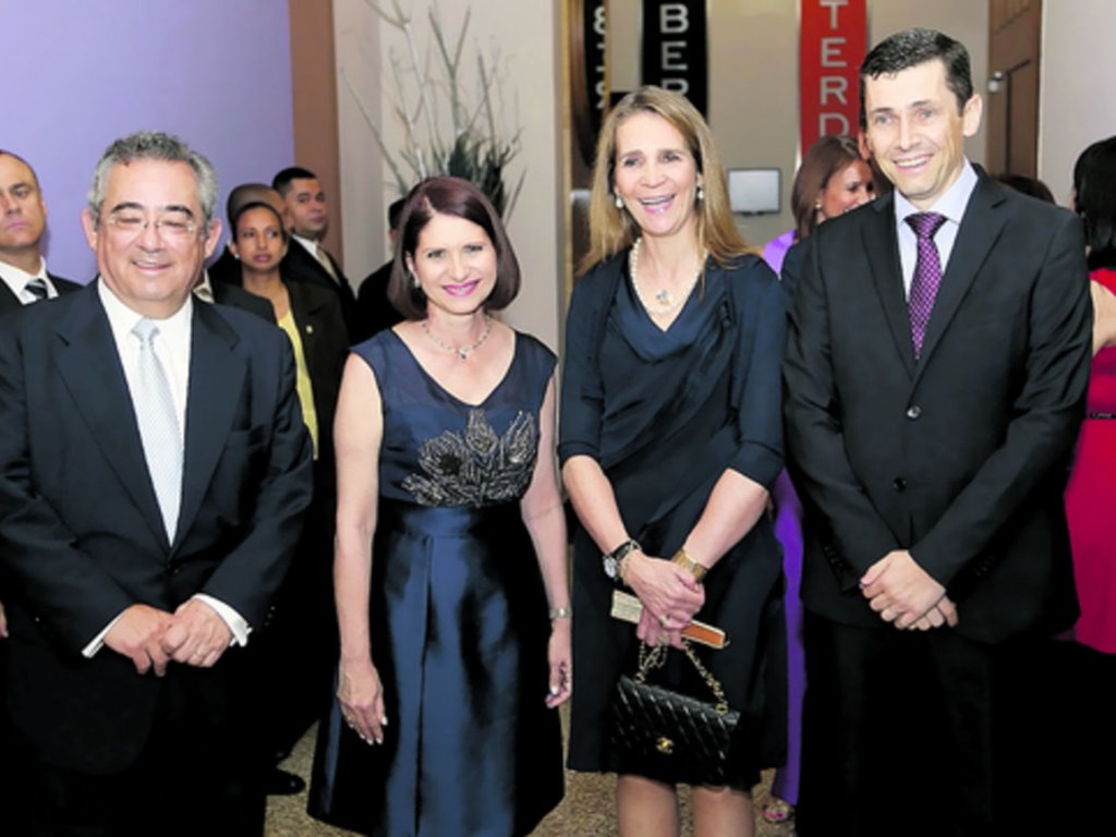 2. Gabriela de Arosemena, María Thelma de Gracia, Alberto Justavino, Alexandra Zamora y Karen Rodney.