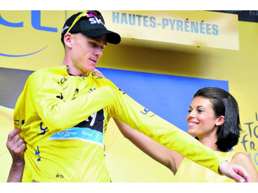 El británico Christopher Froome evitó correr algunos riesgos y mantuvo la camiseta amarilla de puntero del Tour de Francia, durante la jornada disputada ayer. Hoy intentará extender su ventaja en la contrarreloj.(Foto: AP)
