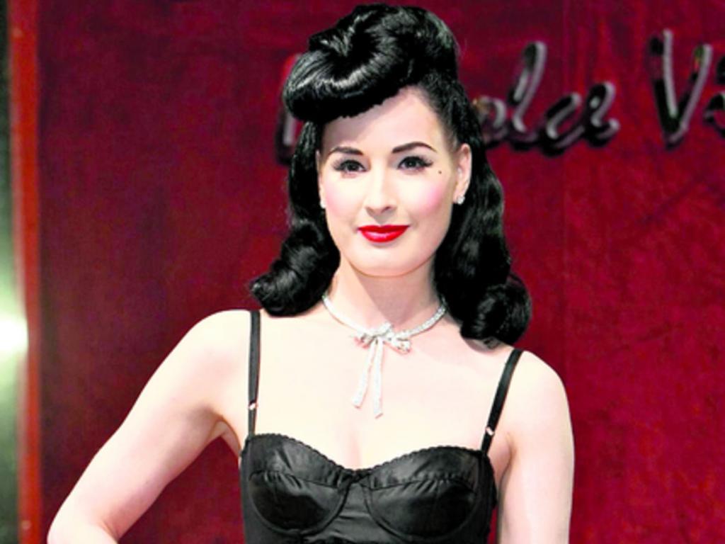 Dita Von Teese y su peinado burlesque. Cuenta con ondas de los 50.()