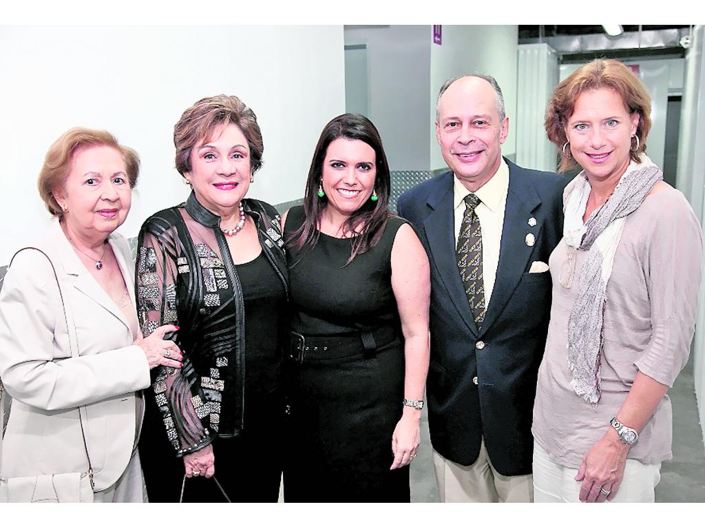 2. Nena de Bravo, Olga Ortega, Mónica Valencia de Castro, Alfredo Arango y Rosalind, Baitel. ()