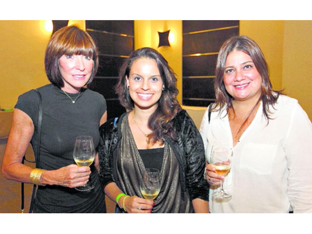 5. Cristina Nordstrom, Dominic Ríos y Ariani Palma.