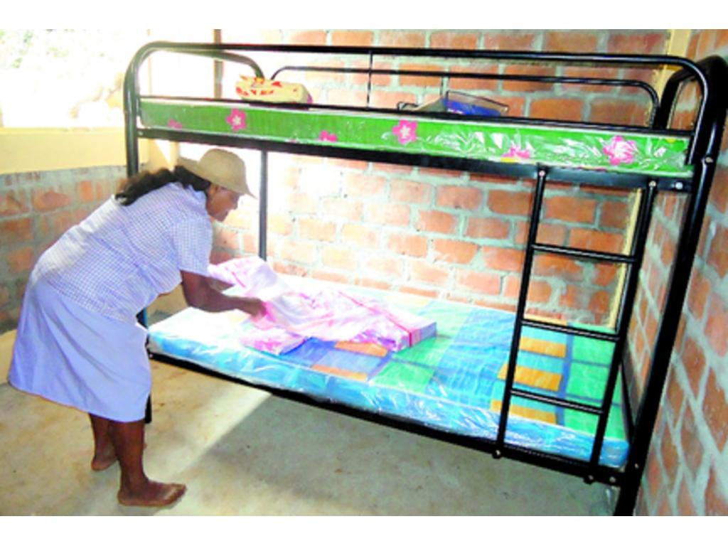 Las improvisadas camas de tablas fueron sustituidas.