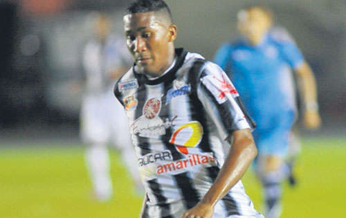 <p>Artillero. Luis Rentería lidera a los goleadores.</p>