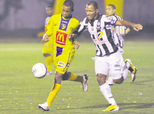 <p>Partidazo. Javier De La Rosa fue un constante dolor de cabeza para la zaga rival.</p>
