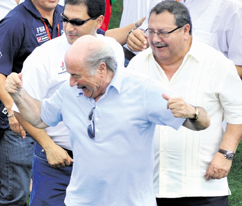 <p>Bailando. El suizo se movió al son de la batucada.</p>
