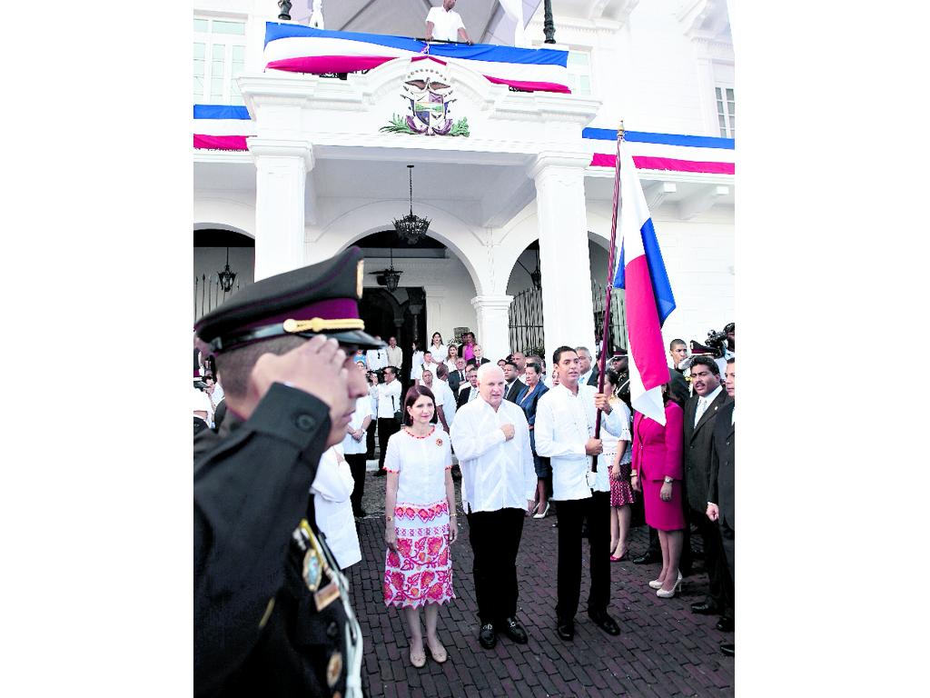 Abanderado. César Barría recibió la Bandera Nacional.(Noriel Gutiérrez)