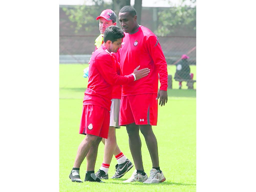 Tejada (d) junto a Sinha (i).(Deportivo Toluca de México)