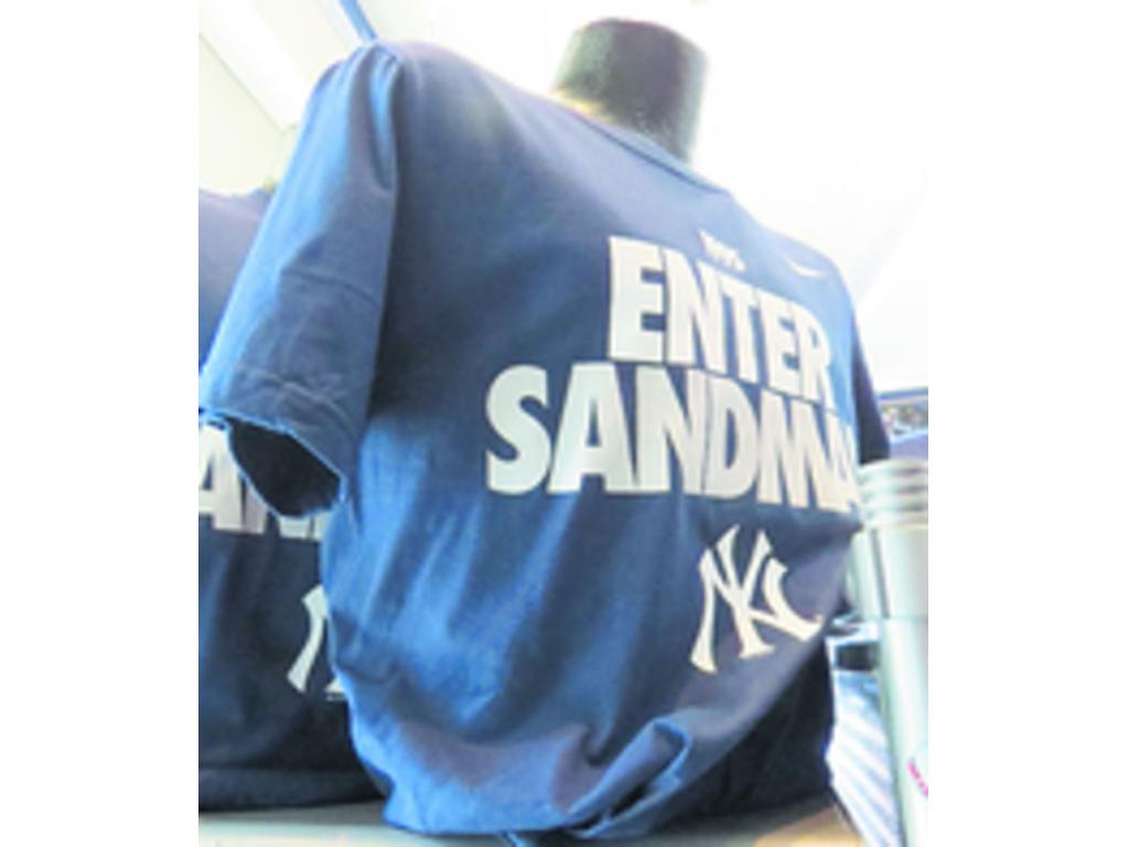6. T-shirt con el apodo de Rivera, Sandman, en letras gigantes.