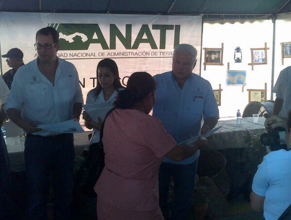 Ricardo Martinelli entrega donaciones en el stand del PAN. Foto/Cortesía<br>